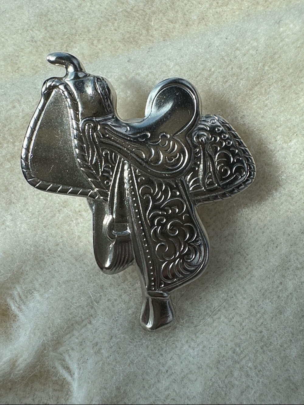 Silver Tone Western Cowgirl Saddle Pin Brooch - Picture 2 of 6